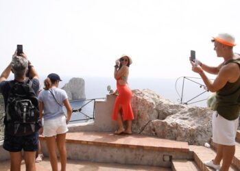 Capri: I Giardini di Augusto si trasformano in Set per il film Paolo Sorrentino
