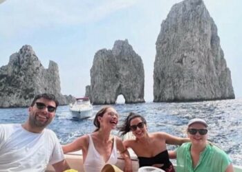 Emilia Clarke protagonista del “Trono di Spade” lancia dal mare un’ode a Capri