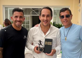 Una vacanza caprese per Carlitos Tevez e tour romantico per Douglas e Zeta Jones tra Capri e Nerano