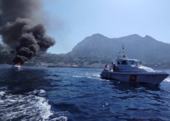 Capri, motoscafo in fiamme: tanta paura ma nessun ferito