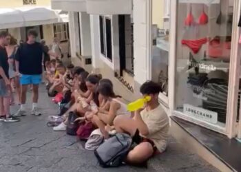 Bivacco davanti alle boutique la resa delle griffe: tutti chiusi
