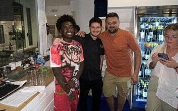 Un bracciale d’oro bianco tempestato di purissimi brillanti in dono dal famoso rapper Kodak Balck al maitre del ristorante Al Capri (Gallery)