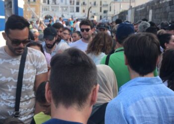 A Capri in migliaia chiedono nuove regole per il turismo