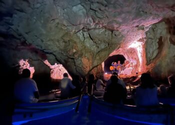 Musica dell’800 nella Grotta Azzurra, spettatori sui barchini
