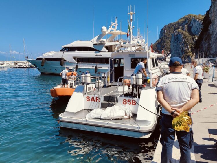 cadavere recuperato in mare dalla Guardia Costiera Capri, depositato sulla motovedetta CP858