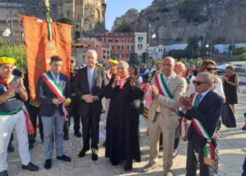 Il gruppo folk Bella Capri in trasferta a Sorrento suona per i bambini del Pontificio Istituto Bartolo Longo – fotogalleria