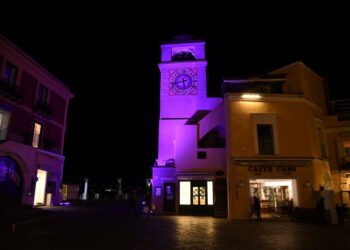 Il viola trionfa a Capri nella giornata mondiale dei bimbi nati prematuri (Photogallery)