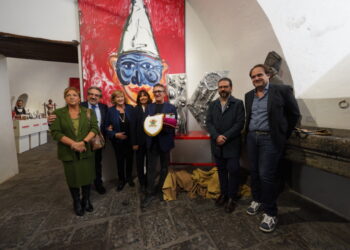 Lello Esposito dedica la sua nuova scultura al caffè di Napoli