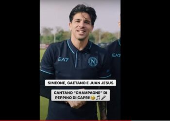 Simeone, Gaetano e Juan Jesus cantano Champagne per Peppino di Capri – video