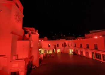 Giornata Internazionale contro la violenza sulle donne: ieri sera la Piazzetta si è vestita di rosso
