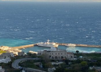 A Capri corse via mare a singhiozzo, ci vuole il “postale” per evitare un inverno di caos
