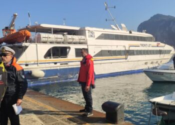 Esercitazione antincendio della Guardia Costiera nel Porto Commerciale di Capri