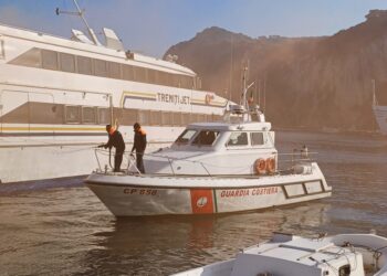 Esercitazione antincendio della Guardia Costiera nel Porto Commerciale di Capri