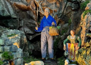 La statuina di don Vincenzo Simeoli sul presepe della chiesa di San Costanzo a Marina Grande – photogallery