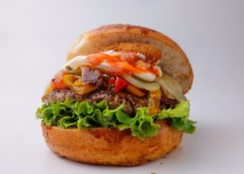 “Fast Food Gourmet”, Simone Rugiati assegna la prima vittoria al panino di “Billi’s” ad Arezzo di quattro fratelli napoletani