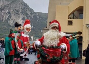Capri: questa mattina la gran parata dei Babbo Natale