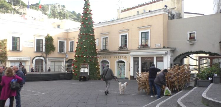 Piazza vuota di giorno