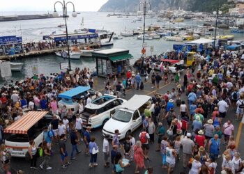 La misura anticaos Capri, raddoppia la tassa di sbarco: cinque euro a turista