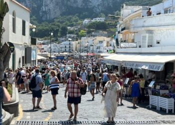 La misura anticaos Capri, raddoppia la tassa di sbarco: cinque euro a turista