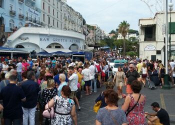 Capri e Anacapri votano il raddoppio della tassa di sbarco