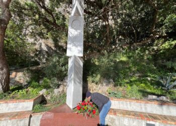 Corona di fiori davanti al monumento a Lenin a 100 anni dalla morte