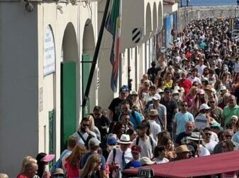 La misura anticaos Capri, raddoppia la tassa di sbarco: cinque euro a turista