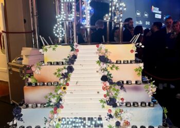 Ad Angelina Mango la torta di Sanremo 2024, agli innamorati cuori di cioccolato