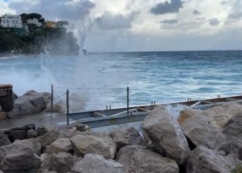 Il maltempo blocca i collegamenti veloci con Capri
