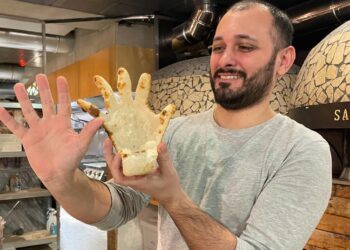 La pizza a forma di “mano de dios” dedicata a Maradona