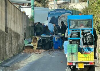 Capri traffico in tilt per incidente ma fortunatamente nessuna conseguenza, intanto tra gite scolastiche e comitive è iniziata la stagione