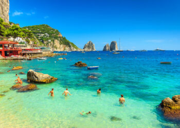 Viaggio in Italia, rotta verso Capri: Isola pittoresca con i suoi panorami mozzafiato