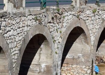 A Capri cede ringhiera di una strada