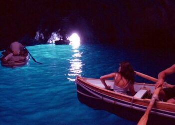 Capri, Grotta Azzurra isolata: strada chiusa, si arriva solo dal mare
