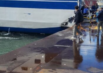 Nave contro banchina a Napoli forse per una folata di vento