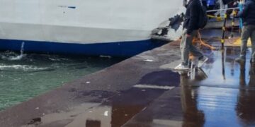 Nave contro banchina a Napoli forse per una folata di vento