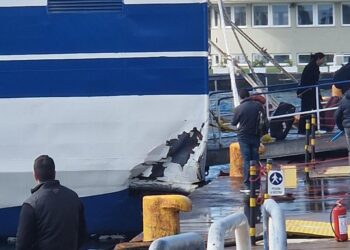 Nave contro una banchina nel porto di Napoli, 44 feriti
