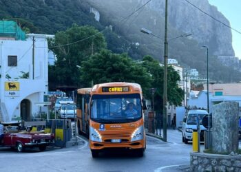 A Capri bus a numero chiuso circolazione con bollini