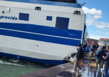 Paura al Beverello per la motonave in arrivo da Capri