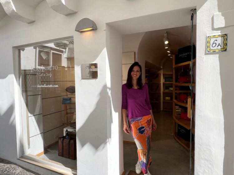 Capri: Laura Laureto dopo Cortona apre un nuovo spazio nell’Isola Azzurra in Via Longano