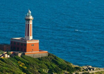 Anacapri, il faro di Punta Carena eletto tra i più spettacolari d’Europa: tre siti italiani in top 20