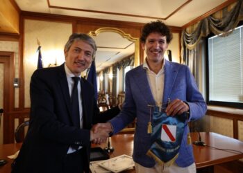 Premio Eccellenze Campane: il Consigliere Regionale Pellegrino consegna riconoscimento a Gianluigi Lembo (Video)