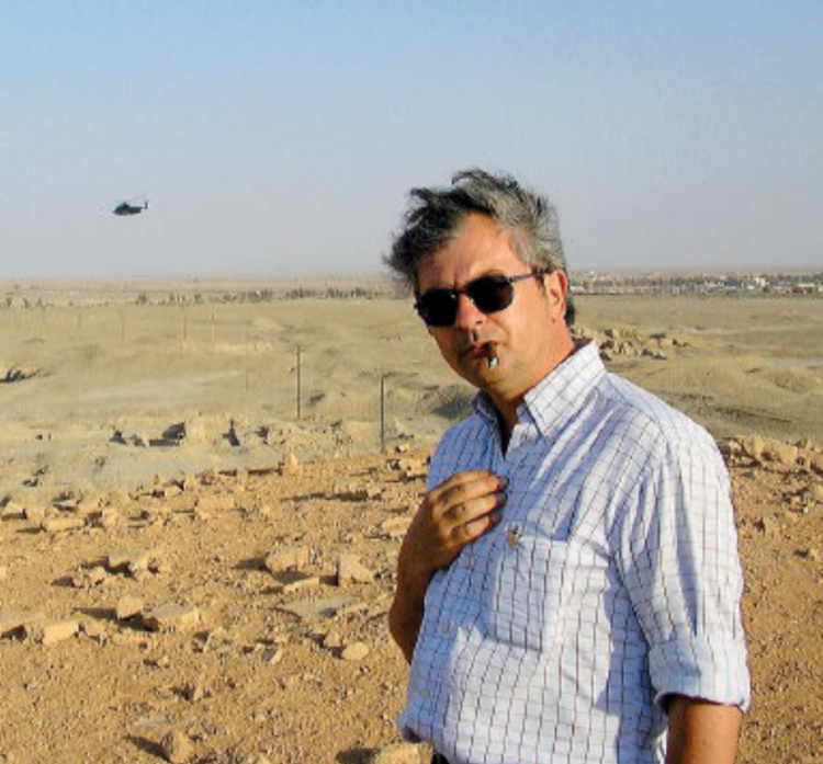 Da Spoleto al fronte Vincenzo Sinapi è spoletino Ha sessantuno anni, dodici dei quali trascorsi come inviato di guerra per l’agenzia Ansa Attualmente ricopre l’incarico di redattore capo della redazione di Napoli sempre dell’Ansa