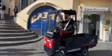 Le mini auto dei carabinieri e ambulanze sull’isola di Capri
