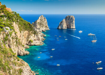 Viaggio a Capri: un weekend romantico tra grotte e incantevoli panorami