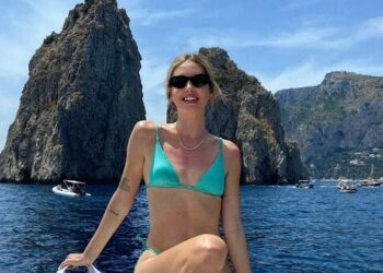 Chiara Ferragni a Capri, tra foto al mare e frecciatine a Fedez