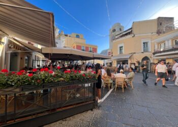Capri, folla in Piazzetta il sindaco di Capri Paolo Falco ma resta l’amarezza «Un danno d’immagine»