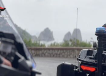 Video+CAPRI: sicurezza in mare e sulla terraferma, controlli dei Carabinieri. Sanzioni a locali e un arresto per droga. Tutela dei turisti con le pattuglie in bici