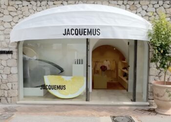 Jacquemus sfila a Capri per celebrare quindici anni di attività