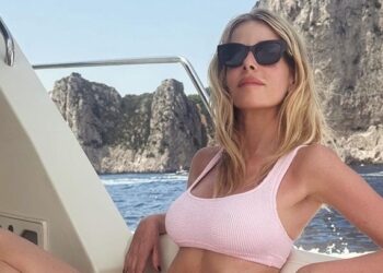 Alessia Marcuzzi a Capri sole, mare e spaghetti (Gallery)