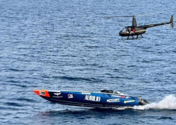 Motonautica Napoli-Capri in 12’24, record del mondo a 100 mph
